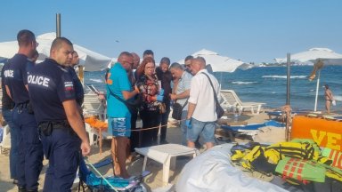 Обвиниха трима души за паднало от парасейлинг на плажа в