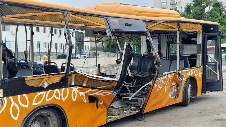 Вижте щетите по автобуса, в който влетя с аудито си 21-годишният Виктор Илиев (снимки)