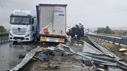 ТИР скъса мантинелата на АМ "Хемус", влезе в насрещното и удари друг камион (видео)