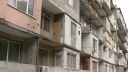 Блок в Свищов е без парапети на терасите след прекъснато саниране, мъж падна и загина