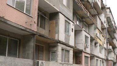 Блок в Свищов е без парапети на терасите след прекъснато саниране, мъж падна и загина