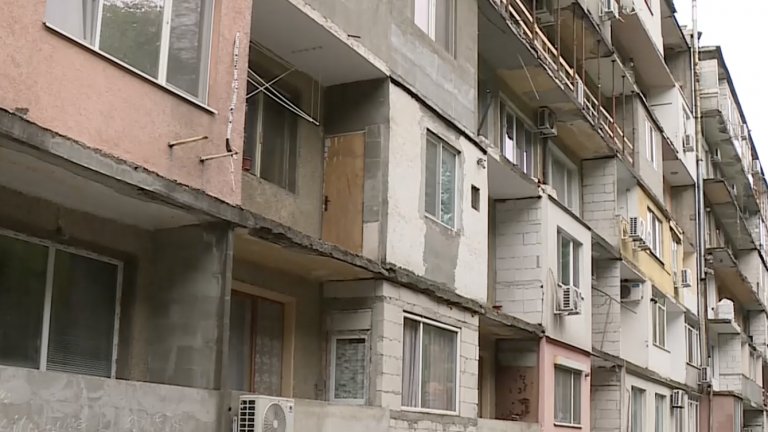 Блок в Свищов е без парапети на терасите след прекъснато саниране, мъж падна и загина