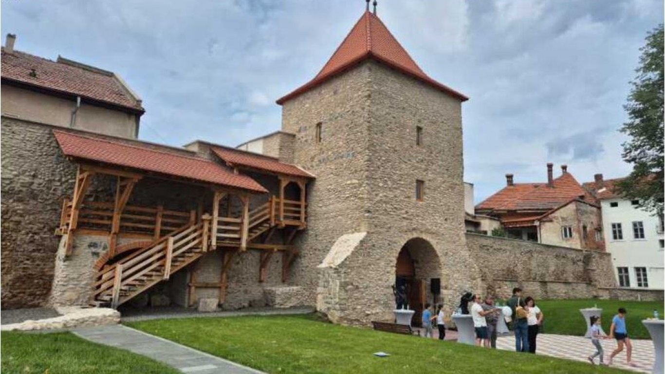 Средновековната цитадела "Оръщией"  в Румъния отваря отново врати за посетители 