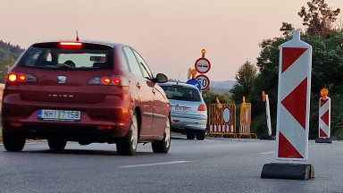 Задръствания в пиковите часове заради ремонта на пътя Владая - Перник (снимки)