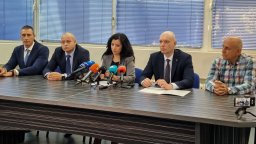 Полицейската съпруга е убита от бившия приятел на дъщеря й, а синът й спял в съседна стая