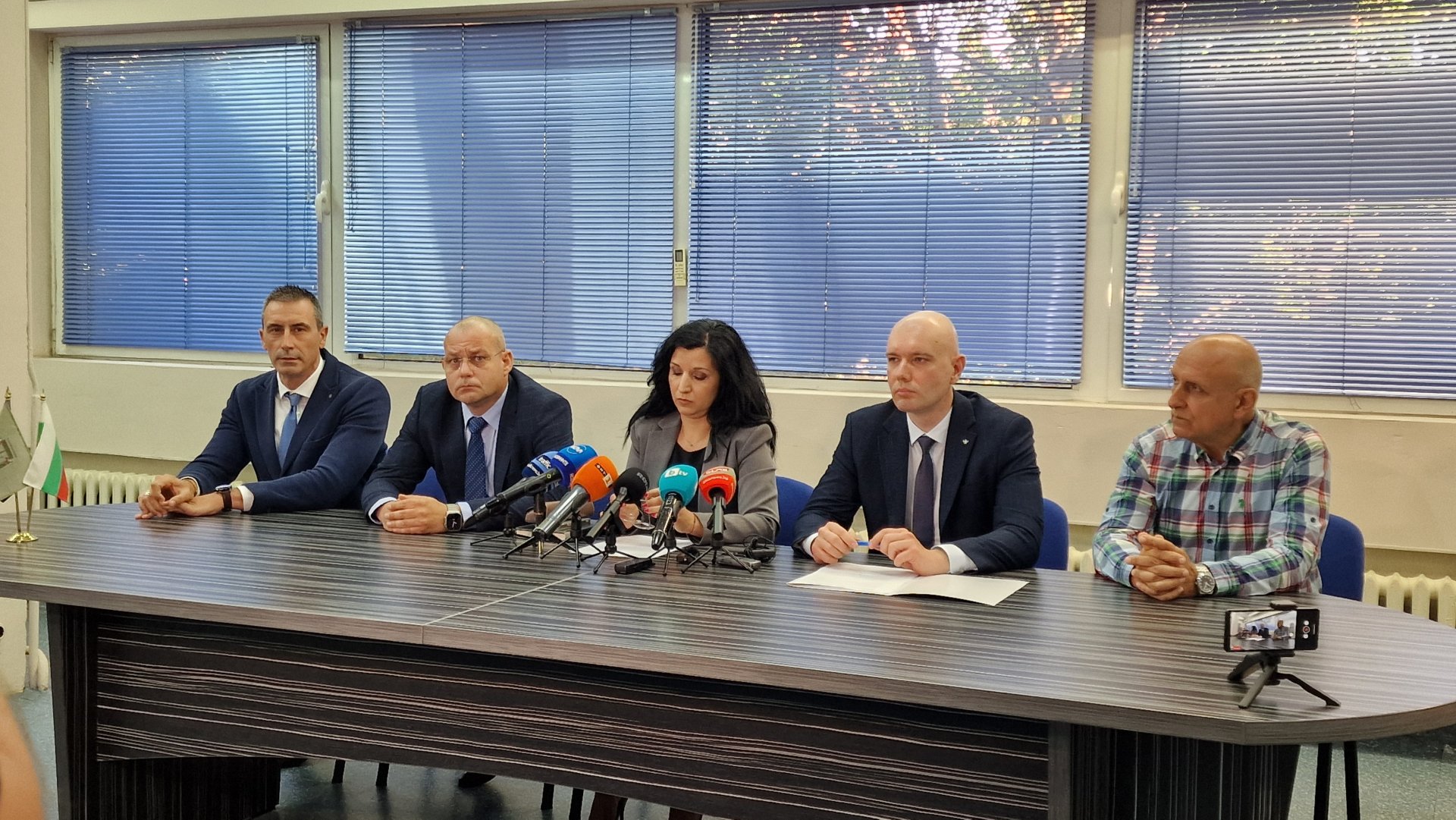 Брифинг на окръжния прокурор на Пловдив Ваня Христева, директора на Главна дирекция „Национална полиция“ главен комисар Захари Васков, директора на Областната дирекция на МВР в Пловдив старши комисар Станимир Калоферов, наблюдаващия прокурор по делото Дил