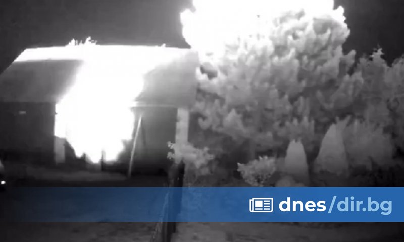 Неидентифициран обект падна през нощта на полска земя и избухна.
Експлозията