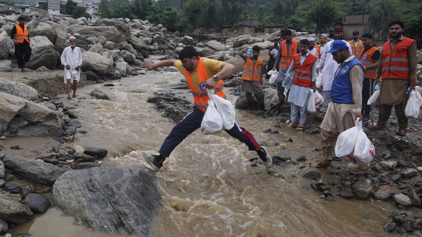 Пакистан е засегнат от най-големите наводнения в историята си,  засегнати са 2 милиона души