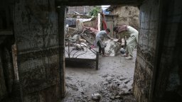 Потоп в Индия и Пакистан: Блокирани пътища, свлачища, разрушения и близо 400 жертви (снимки)