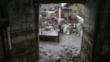 Потоп в Индия и Пакистан: Блокирани пътища, свлачища, разрушения и близо 400 жертви (снимки)