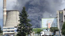 Пожар във фабрика "Миролио" в Сливен, черен дим над града, евакуираха 150 работници (видео/снимки)