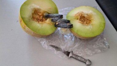 Три мобилни телефона в пъпеш осем в печка и