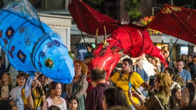 Карнавални шествия и куклен театър в програмата на уличния фестивал 6Fest в София тази седмица