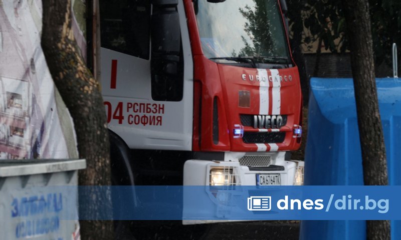 Пожар горя в бившето кино Възраждане на бул. Христо Ботев