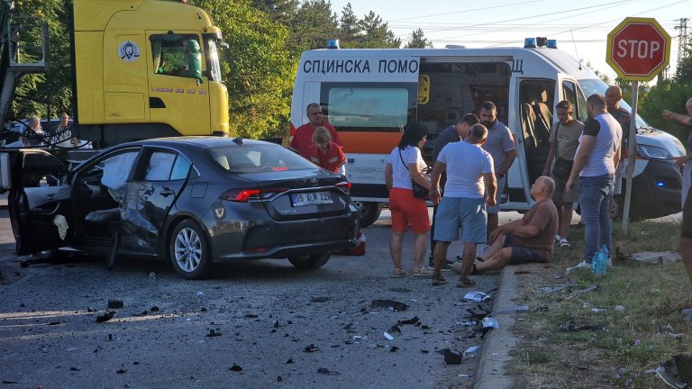 Пътничка загина, след като холандски бус не спря на знак "Стоп" и помете кола край Исперих (снимки)