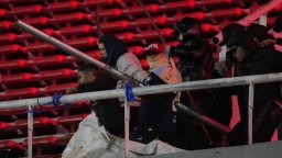 Фен падна от 10 метра при бой в Аржентина, прекратиха мач от Копа Судамерикана (Видео)