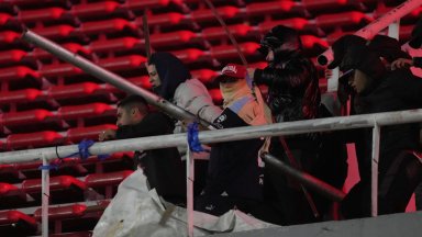 Фен падна от 10 метра при бой в Аржентина, прекратиха мач от Копа Судамерикана (Видео)