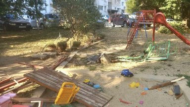 Пиян шофьор се вряза в детска площадка и 3 коли в София, като по чудо няма жертви (снимки)