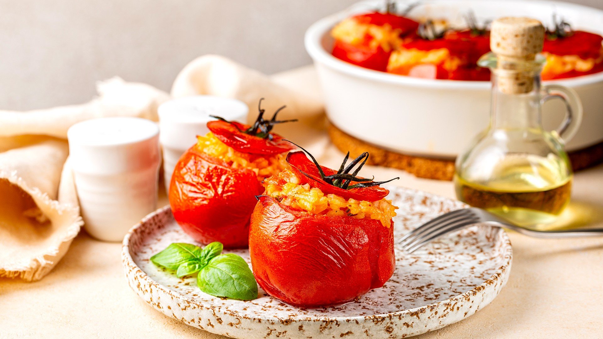 Пълнени домати с ориз и кедрови ядки