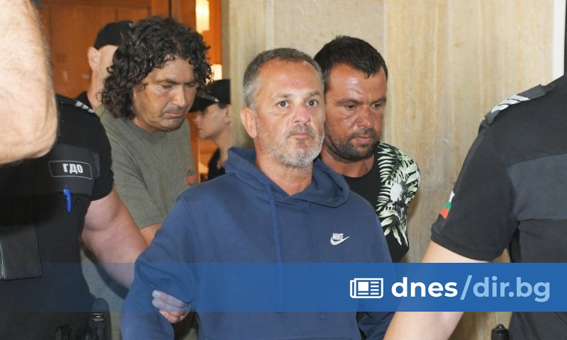 Снимка: BulFoto Христо Раев, баща на две деца, също поднесе