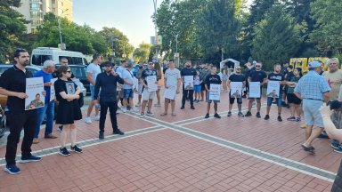 Мирно шествие и бдение в памет на известния добрички фотограф