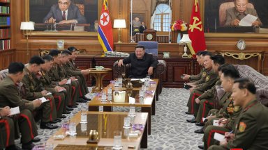 Севернокорейският ръководител Ким Чен ун награди войници сражавали се на страната