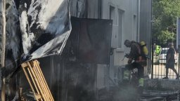 Пожар пламна в Индустриалната зона на Пловдив, горя склад за обувки (снимки)