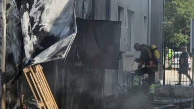 Пожар пламна в Индустриалната зона на Пловдив, горя склад за обувки (снимки)