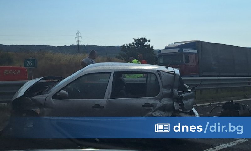 Катастрофа затруднява движението между 25-и и 26-и км на автомагистрала