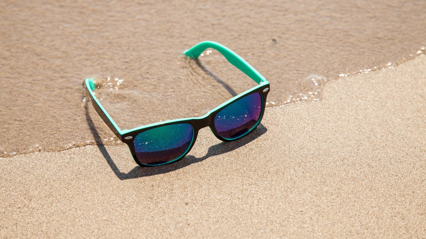 Валежи и гръмотевици в неделя, още горещи дни следващата седмица