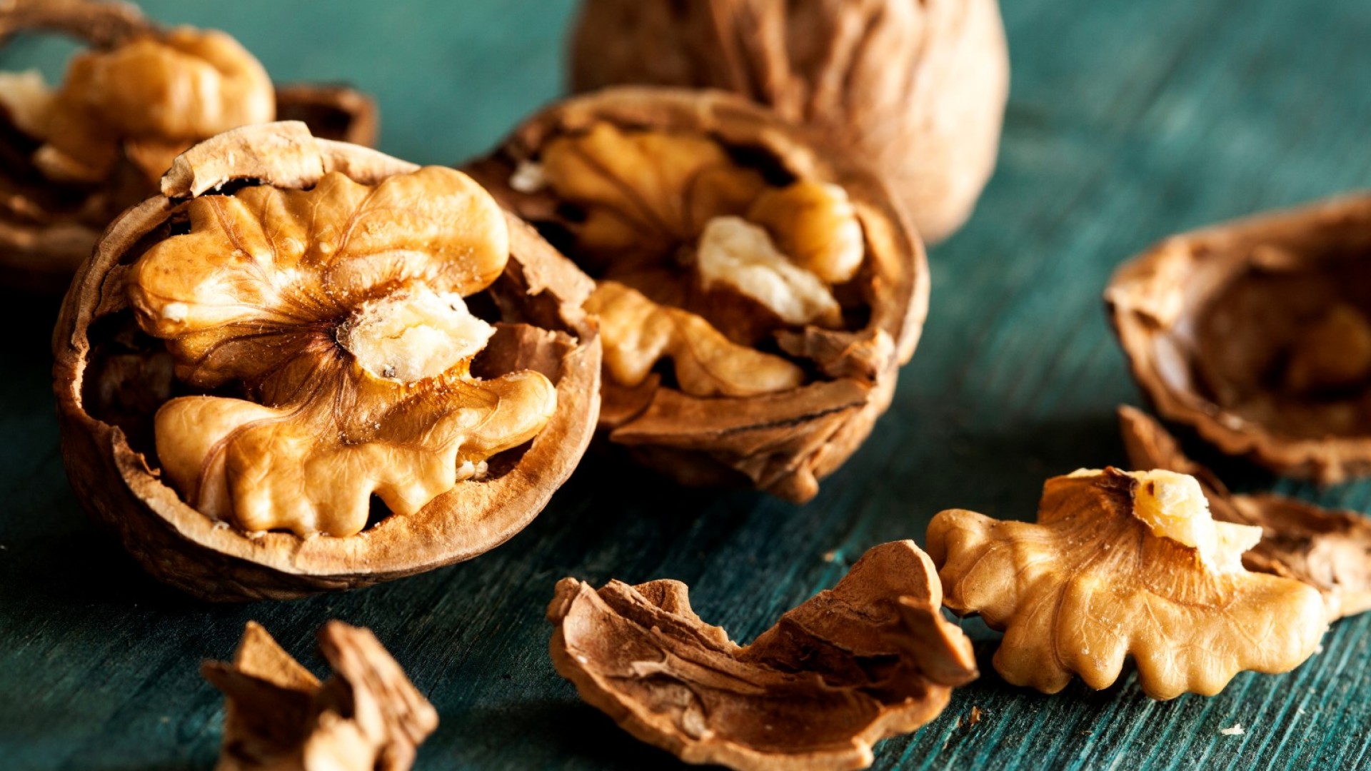 Защо да не изхвърляме черупките от орехи