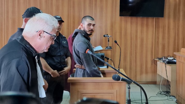 Обвиненият в убийството на полицейската съпруга казал на дъщеря ѝ, че ще намери труп в леглото си