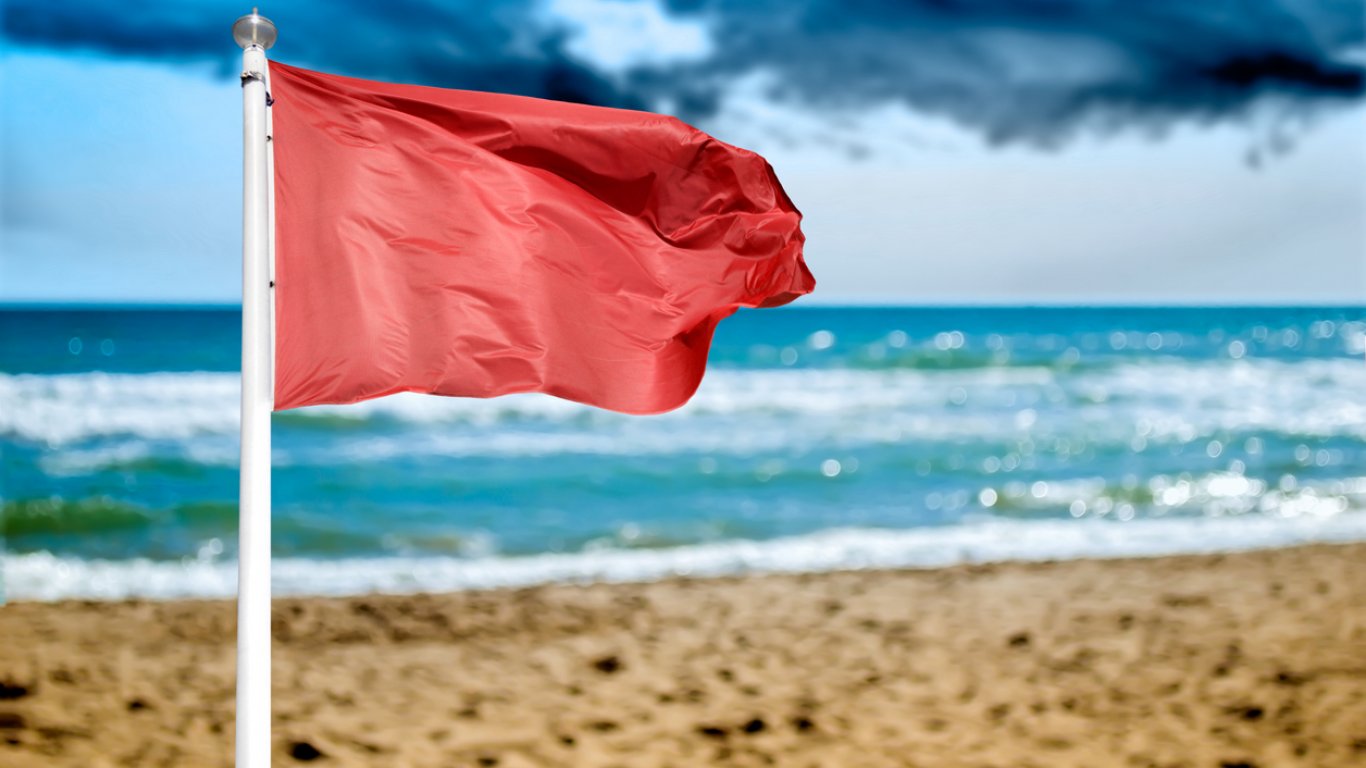 Закопчаха с белезници турист в Румъния, отказал да излезе от морето въпреки червения флаг