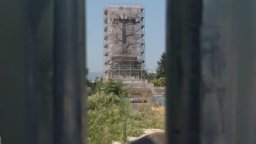 Паметникът на Съветската армия през оградата: Бурени и треви с човешки бой за 11 300 лв. на месец