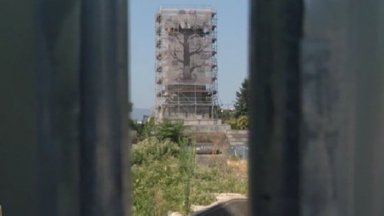 Паметникът на Съветската армия през оградата: Бурени и треви с човешки бой за 11 300 лв. на месец