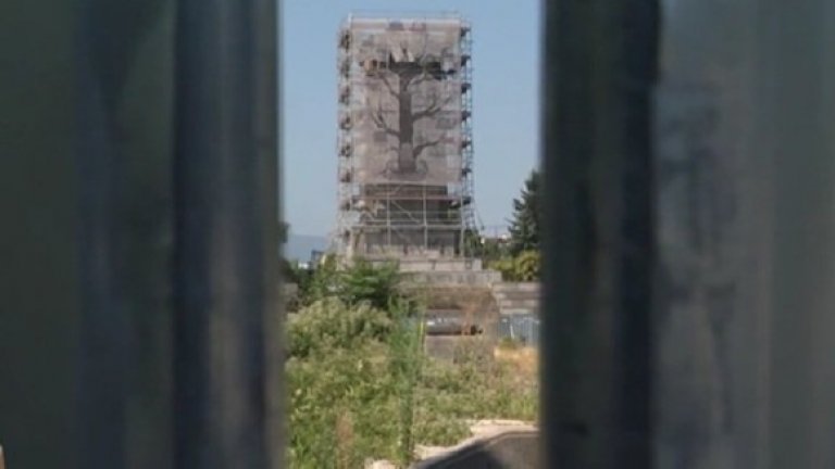Паметникът на Съветската армия през оградата: Бурени и треви с човешки бой за 11 300 лв. на месец