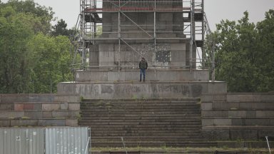 Паметници под прицелПосланикът на Русия поиска комисия от историци да