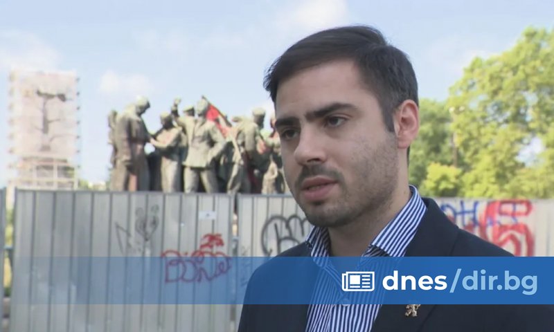 Всички елементи от Паметника на съветската армия са налице, в