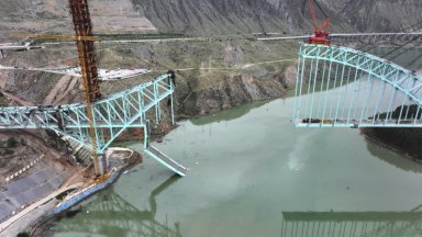 Мост в Китай който още не е довършен се срути