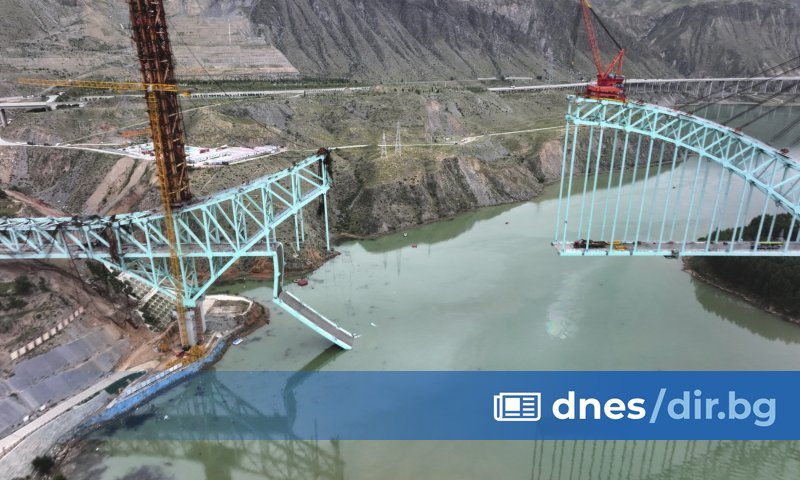 Мост в Китай, който още не е довършен, се срути