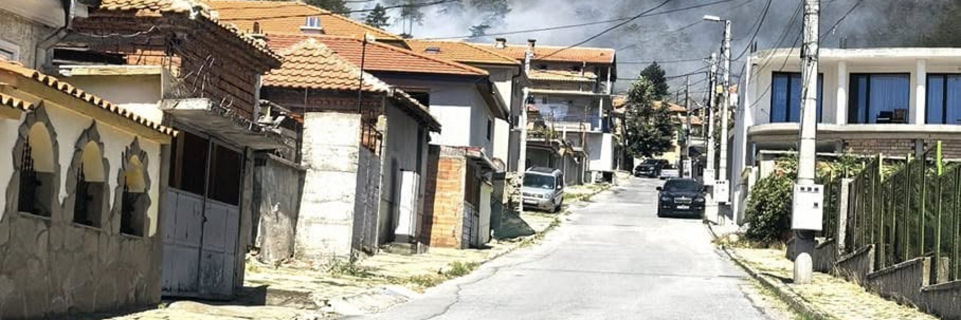 Голям пожар пламна в боровата гора над Сливен, на метри е от първите къщи (снимки/видео)