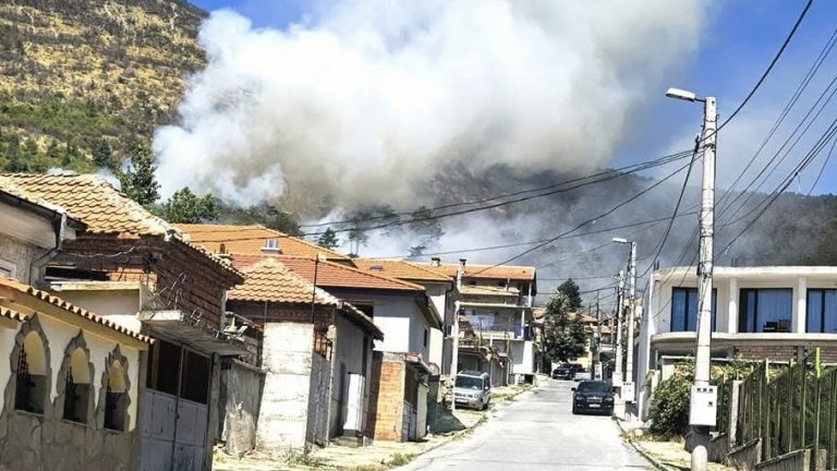Голям пожар пламна в боровата гора над Сливен, на метри е от първите къщи (снимки/видео)