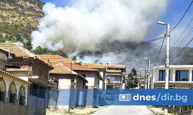 Причината за пожара, избухнал  в събота, е детска игра с огън, съобщиха