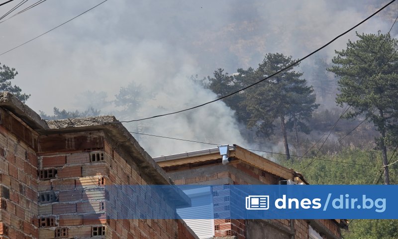 Горящо незаконно сметище е причината за , предава БНТ.
Според версията