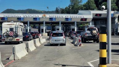 Движението е интензивно на вход за леки автомобили на граничния