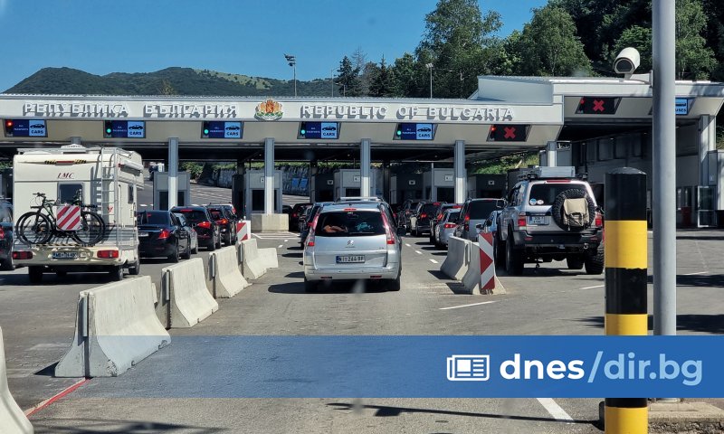 Движението е интензивно на вход за леки автомобили на граничния