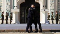 Украйна отбелязва националния си празник, Зеленски тържествено посрещна премиера на Канада (снимки)