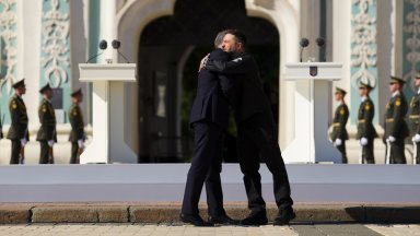 Украйна отбелязва националния си празник, Зеленски тържествено посрещна премиера на Канада (снимки)