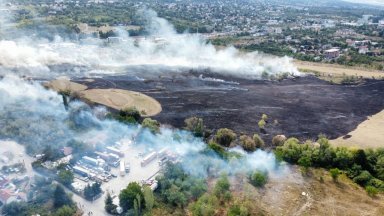 Пожар гори в квартал Кръстова вада в София съобщиха за