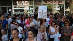 Плевенчани отново въстанаха срещу безводието, обстрелваха ВиК с празни бутилки (снимки)
